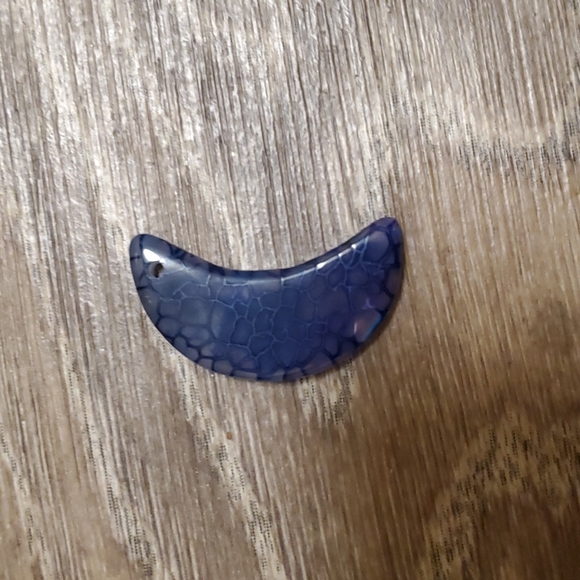 New Carved Dragon Veins Agate Crescent Moon Pendant. - Picture 6 of 12